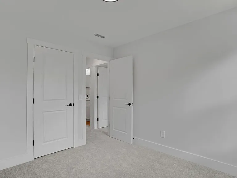521 S Brady Ave — Photo 5