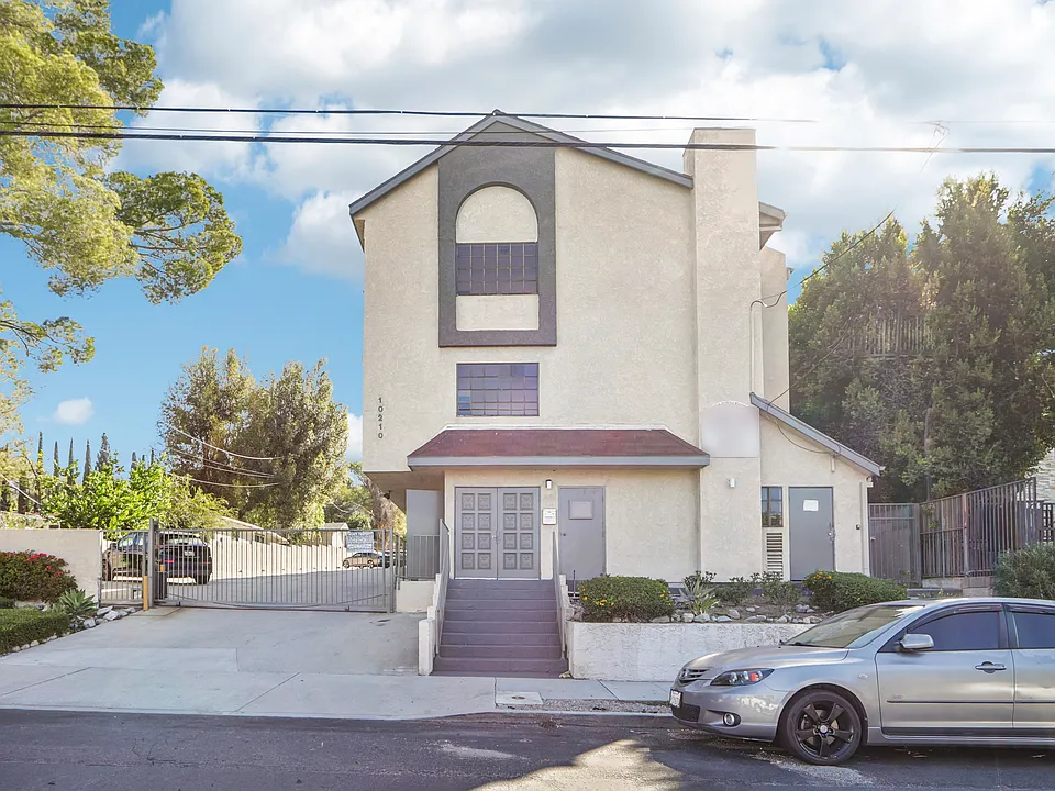 10210 Mountair Ave., Tujunga