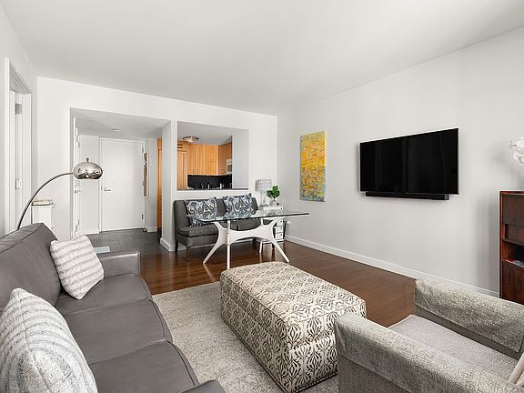 3rd image of 100 W 58th St APT 15E