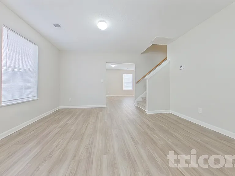 945 Schofield Ln — Photo 2
