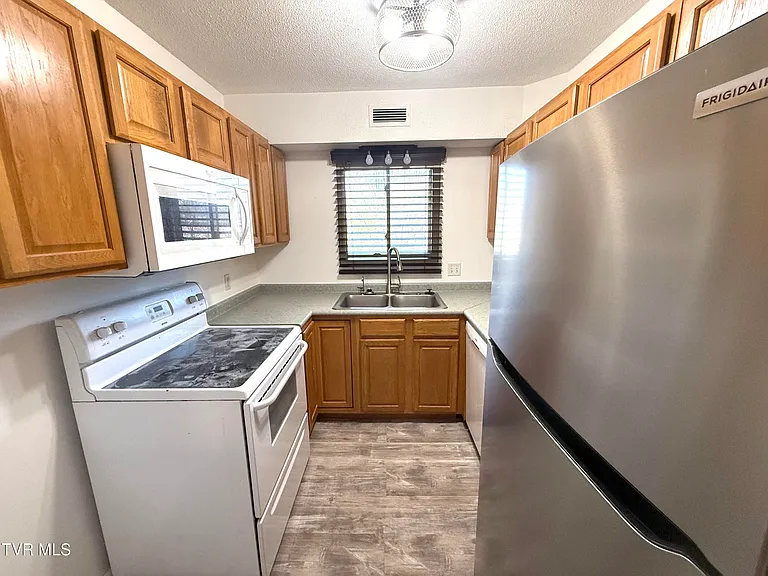 1225 Carriage Cir #203 — Photo 8