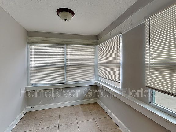 3rd image of 906 E North Bay St
