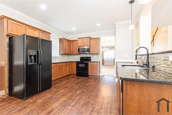 4 bed, 2532 sqft, $4,100 — Photo 2