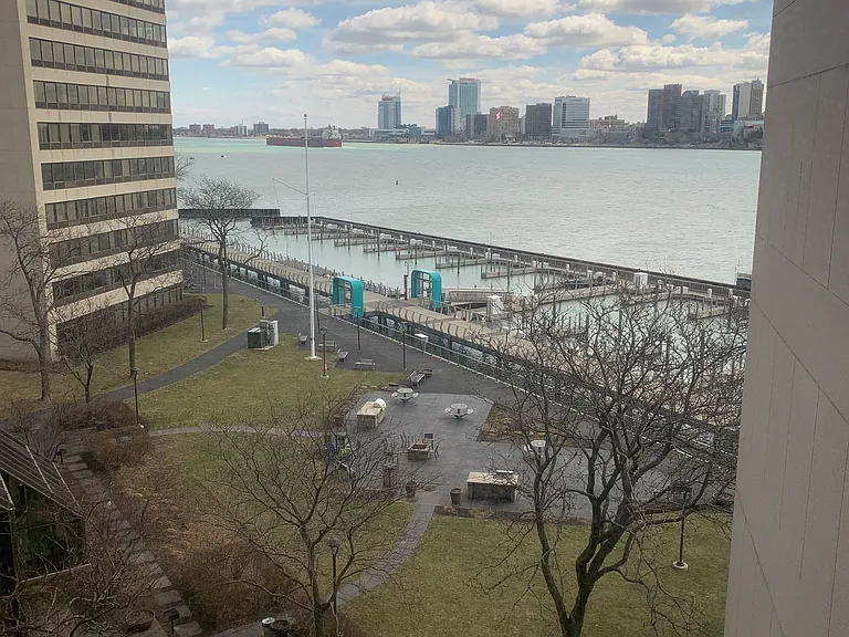 300 Riverfront Dr #G — Photo 1