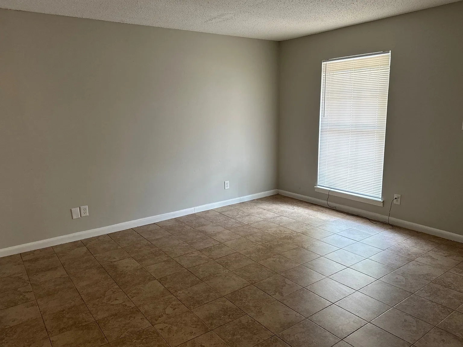 3 bed, 1.5 bath, 1026 sqft, $1,450 — Photo 3