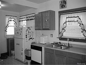 5th image of 189 McLean St