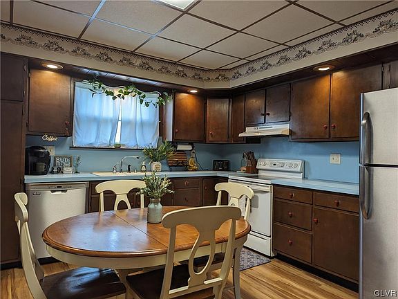 5th image of 139 Wood St
