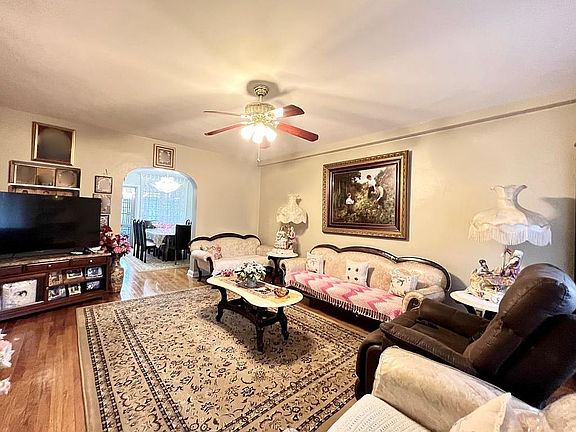 5th image of 2831 Hobart St