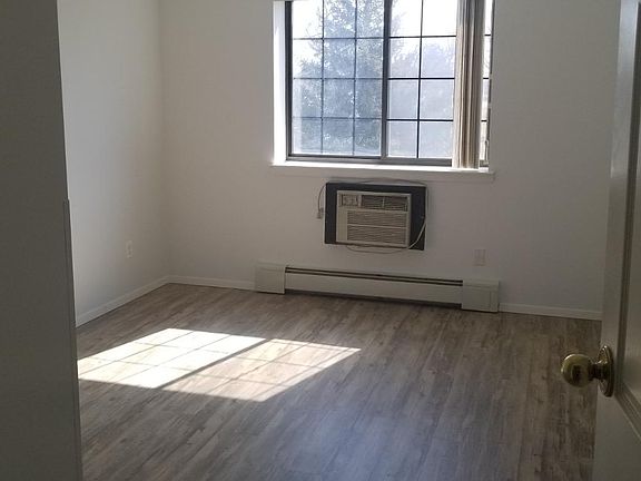 3rd image of 7149 Metropolitan Ave