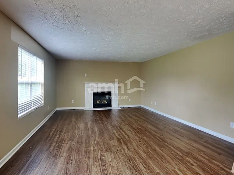 2315 Hayward Ln — Photo 4