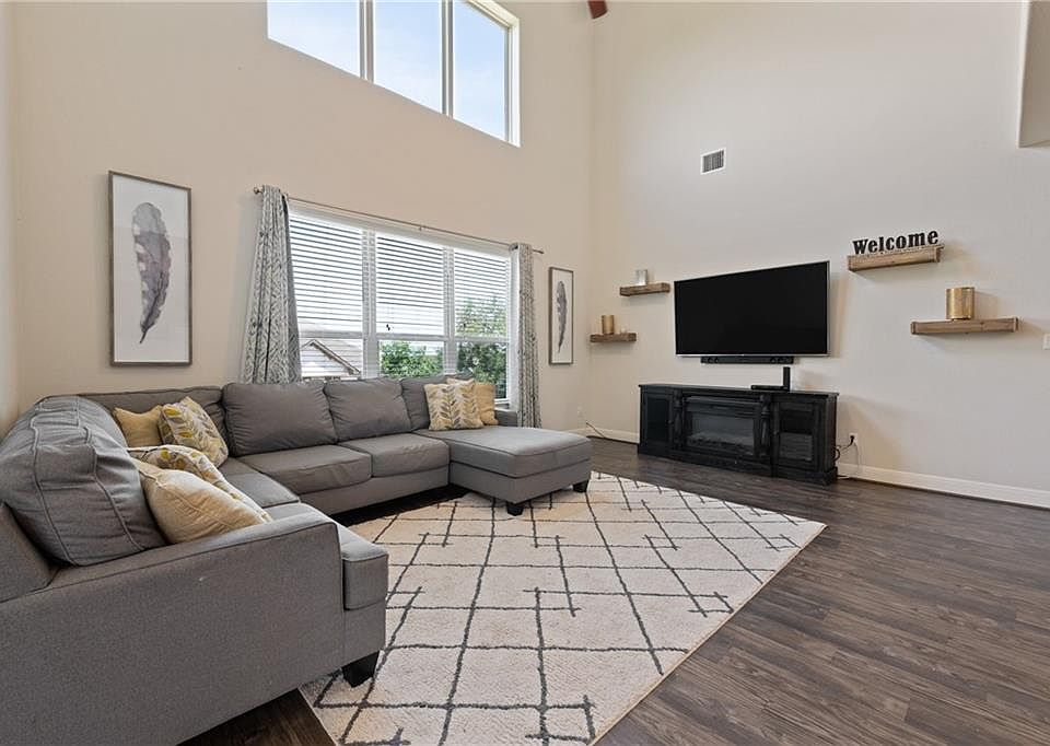 1st image of 617 Chitalpa St