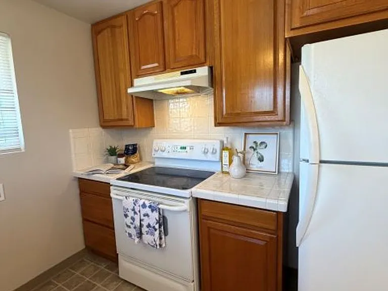 Castlewood Dr 915 — Photo 9