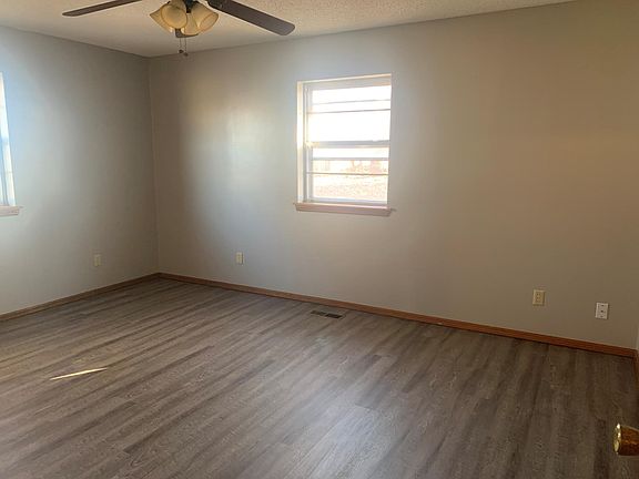 3rd image of 906 S Brookwood Dr