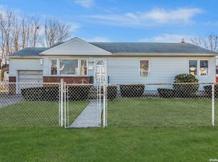 329 40th St, Lindenhurst, NY 11757
