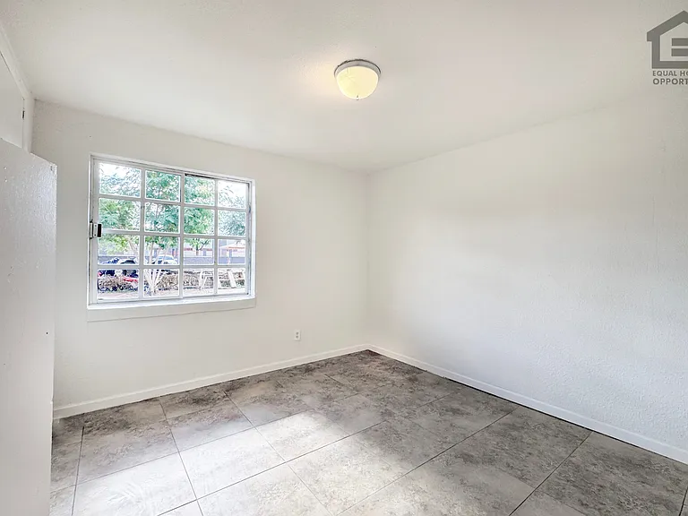 3422 E Culver St — Photo 11