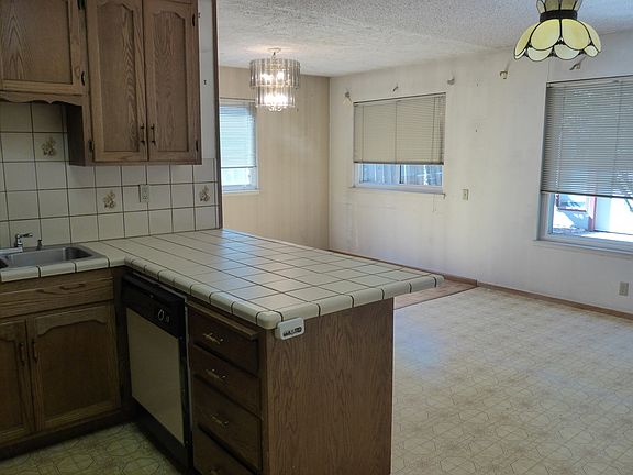 4th image of 625 Alameda Dr