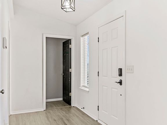 3rd image of 709 E Tara Lee Ave