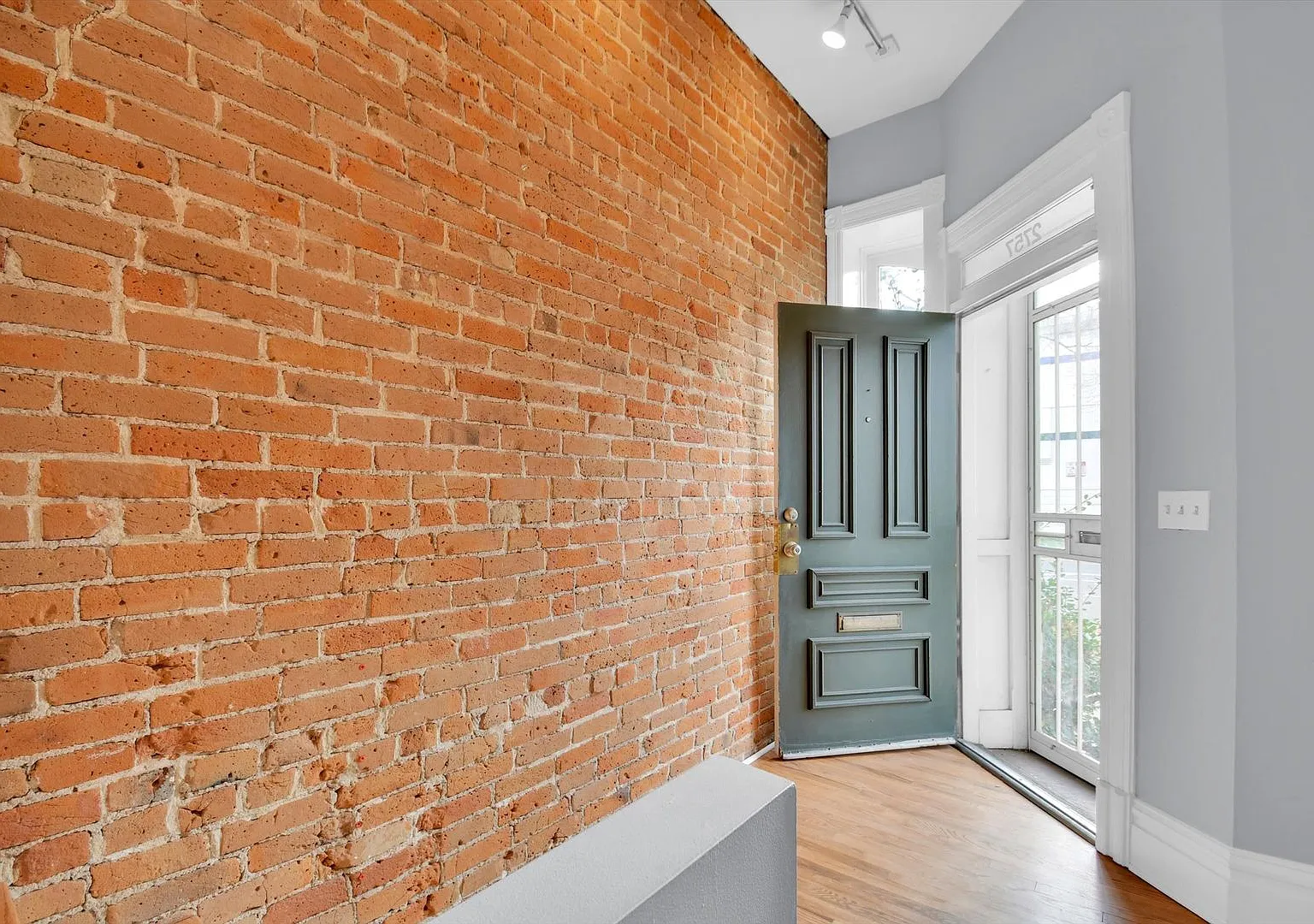 Architecturally Stunning Curtis Park Townhome With Historic Charm — Photo 4
