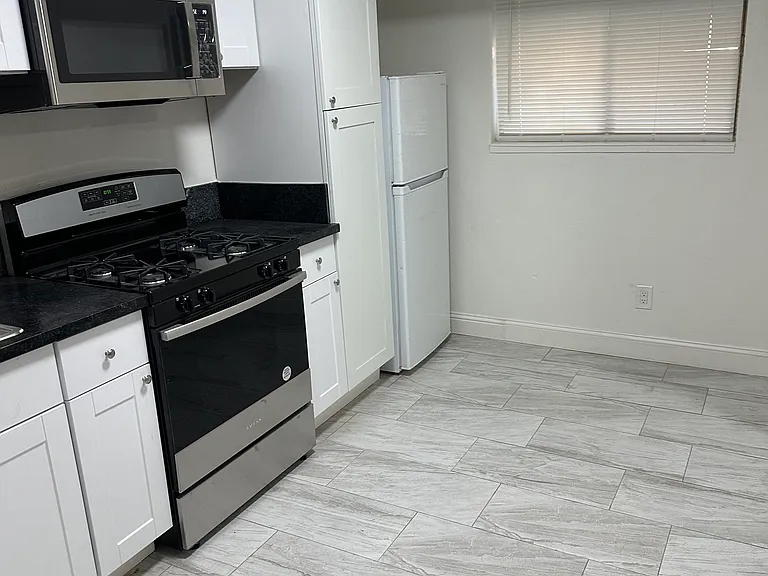 1121 Locust St — Photo 9