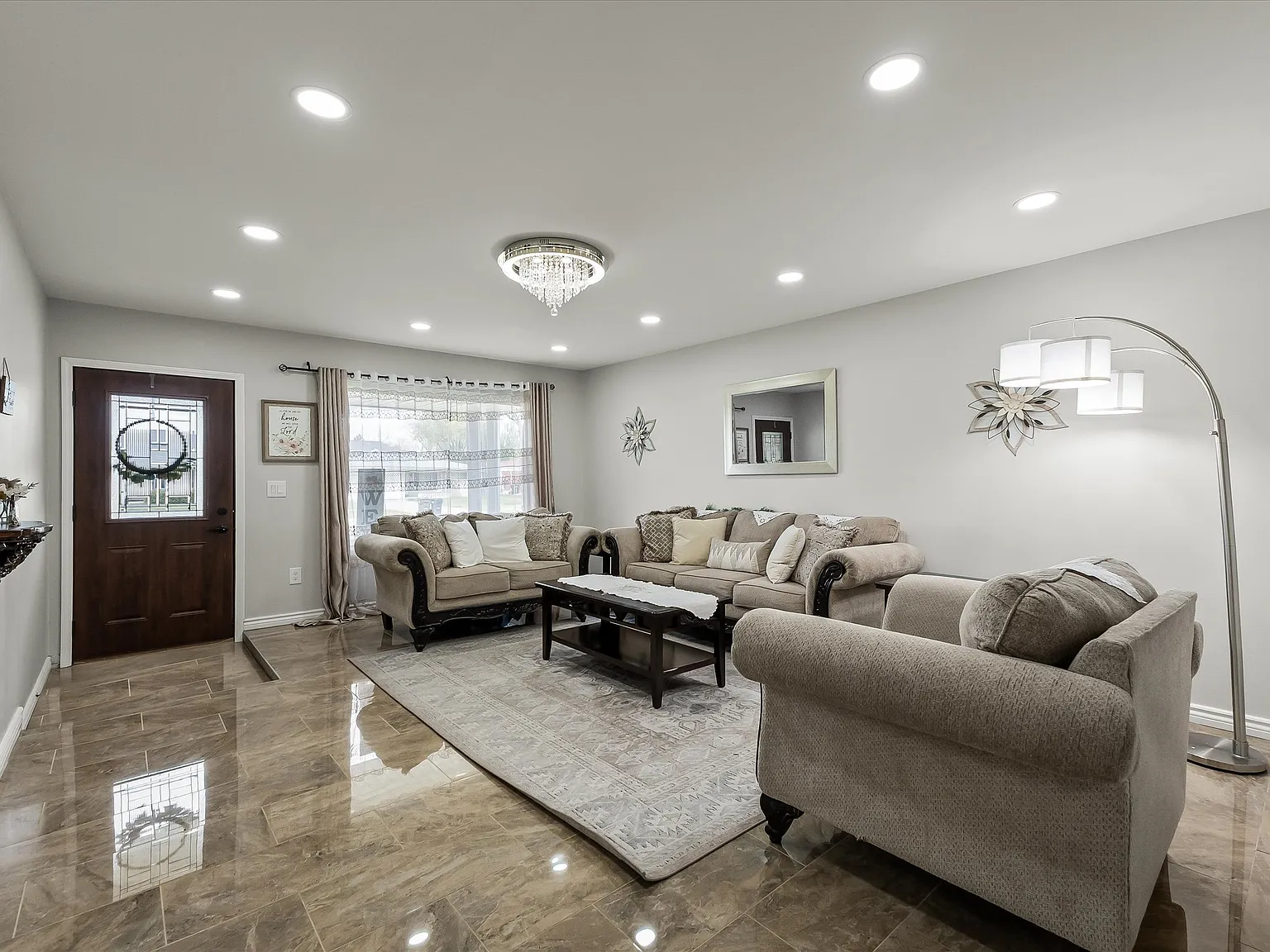 5 bed, 3000 sqft, $2,800 — Photo 2