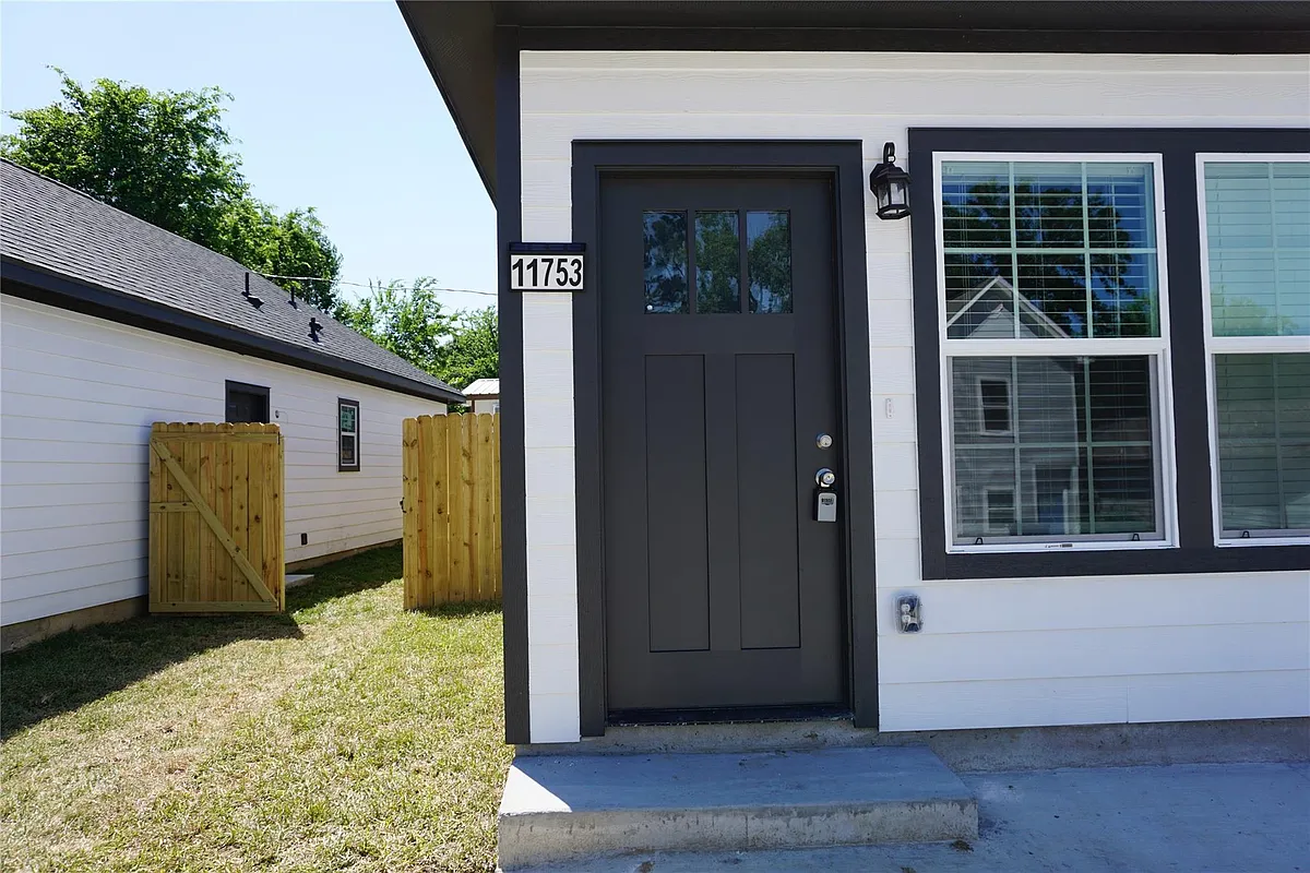 Building Photo - 11753 White Cedar