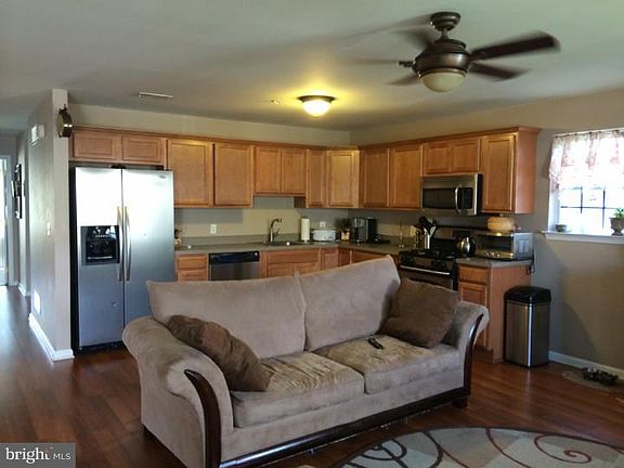 3rd image of 401 Redbud Ln