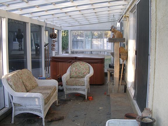 Enclosed Patio & spa