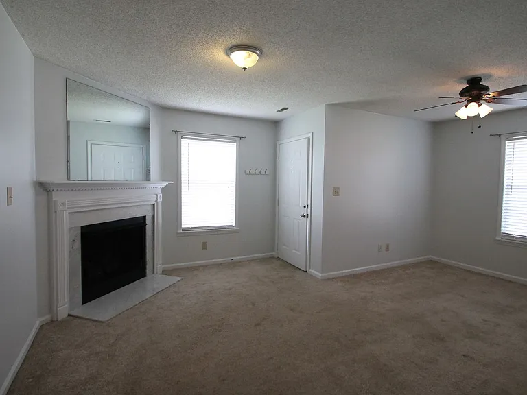 1077 Farm Pond Ln — Photo 2