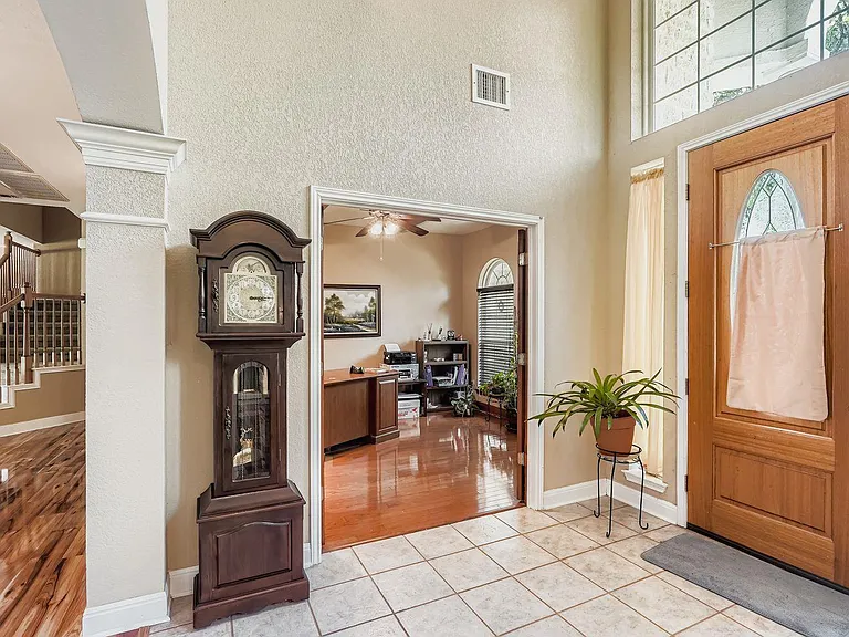 900 Wayside Dr — Photo 2