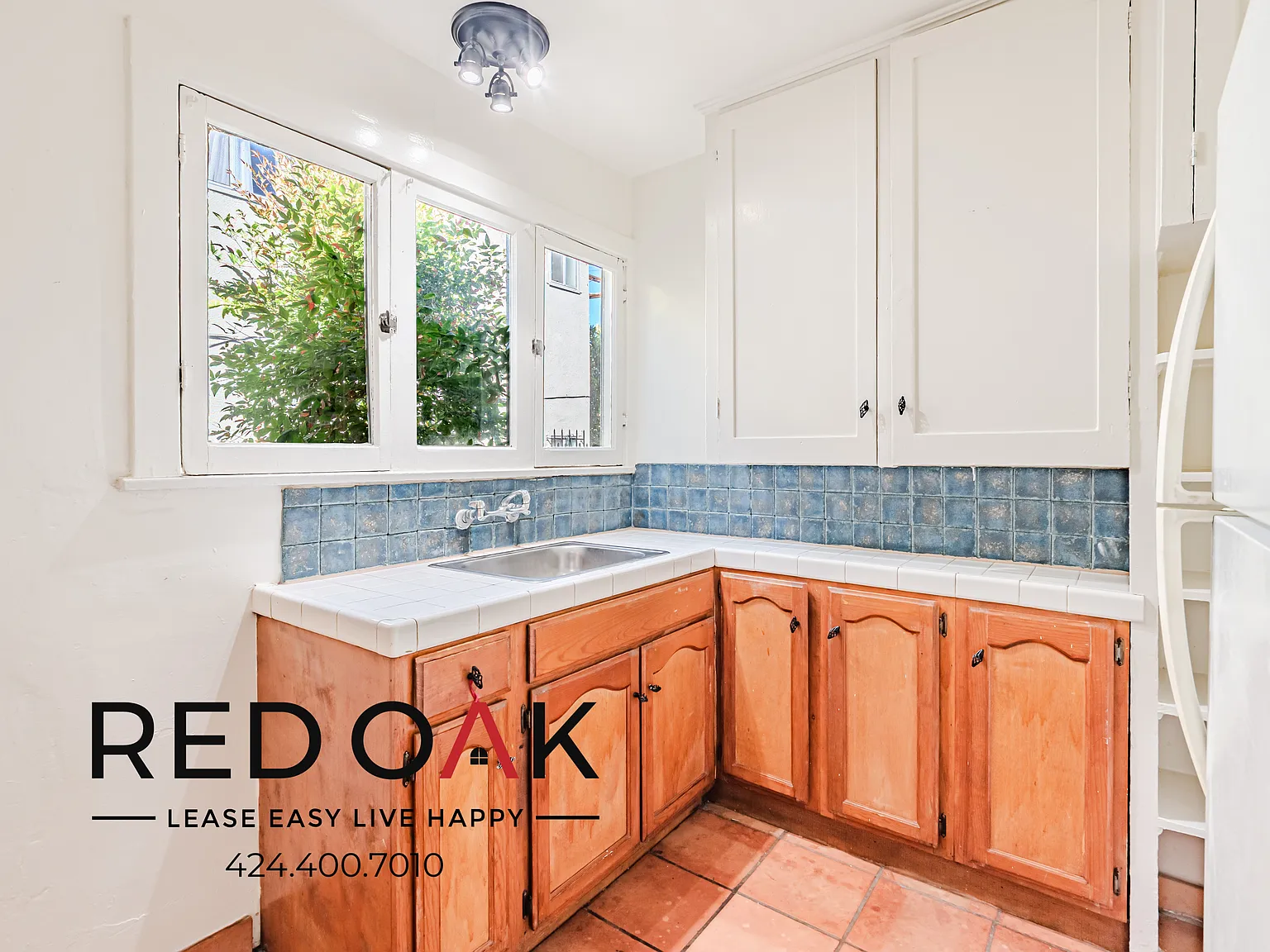 ~2 Weeks FREE + Low Deposit~ Stylish One Bedroom with Fireplace and Available Parking Nearby ~ In... — Photo 3