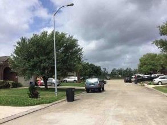 Exterior Neighborhood (street photo)