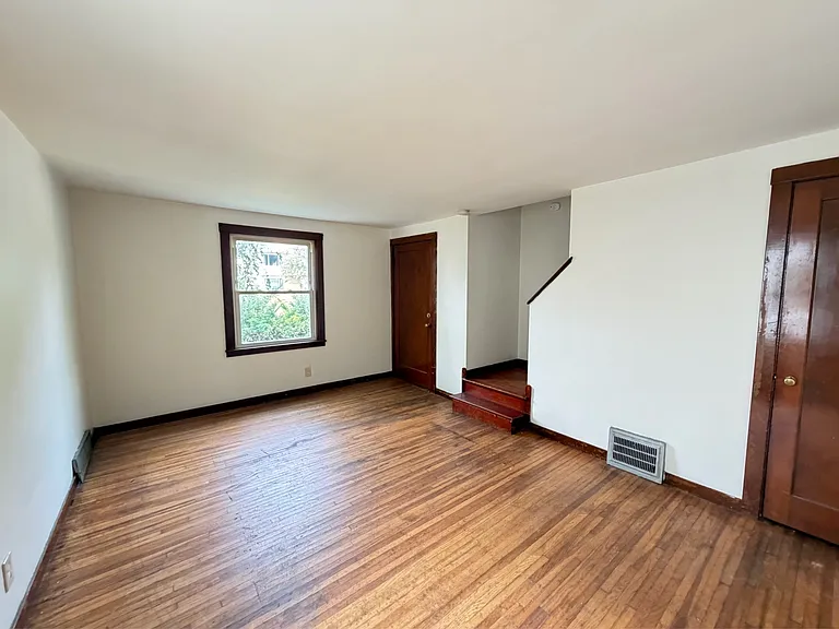 160 Woodward Ave — Photo 3