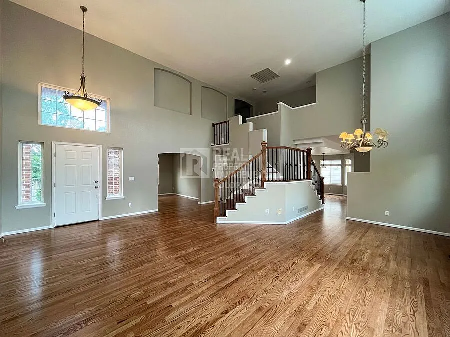 Spacious 6 Bed, 4 Bath Highlands Ranch Home with Finished Basement Kitchen & Attached Garage 9979... — Photo 3
