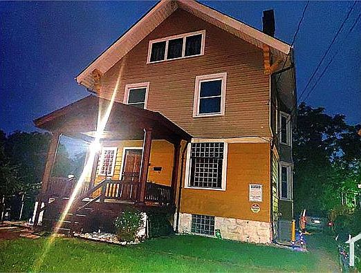 1st image of 907 Lexington Ave