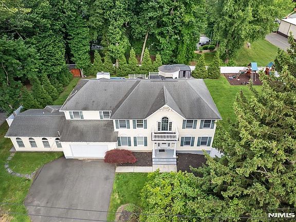 4th image of 207 Herbert Ave