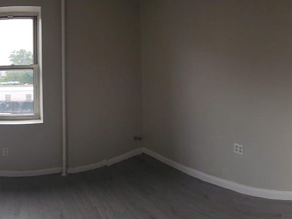 5th image of 18232 Hillside Ave