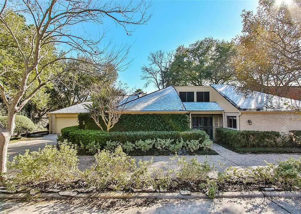 Beautiful 4 bed/3 bath home in desirable Memorial Acres on a corner lot.