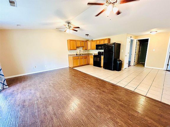 5th image of 805 E 3rd St