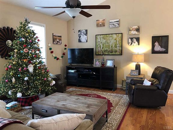 4th image of 724 Sherman Dr