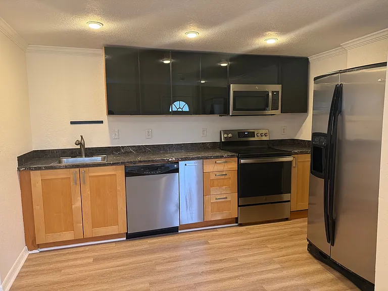 3318 W Walnut St — Photo 4