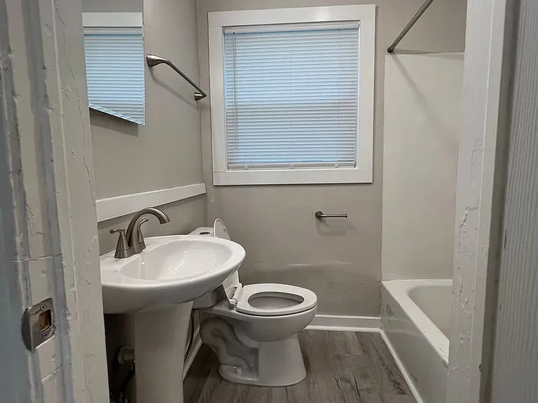 511 W 28th St — Photo 10