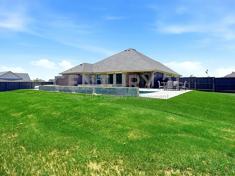5013 Diamond Dr — Photo 2