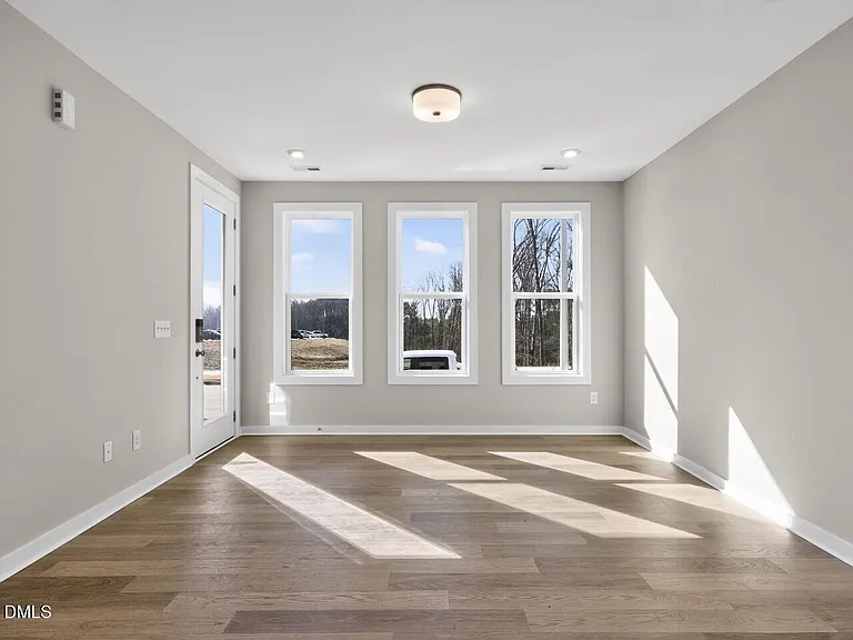 85 Parkland Dr — Photo 2