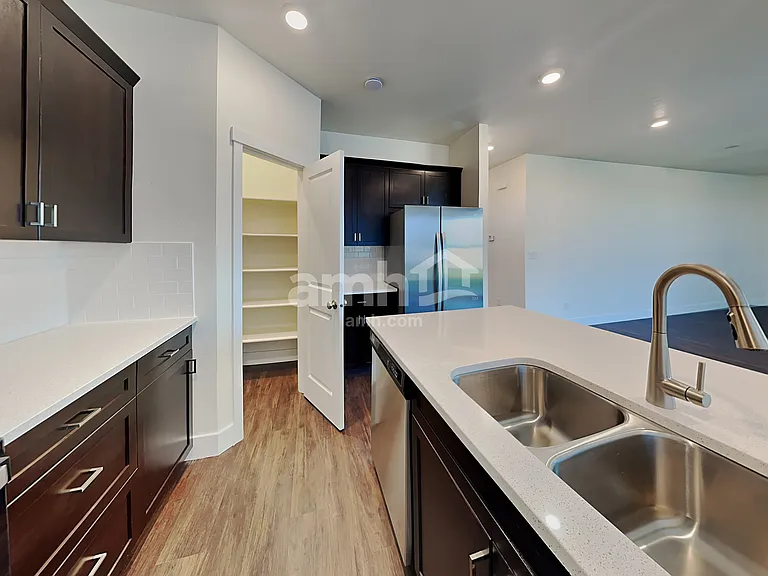 936 Moorside Ave — Photo 4