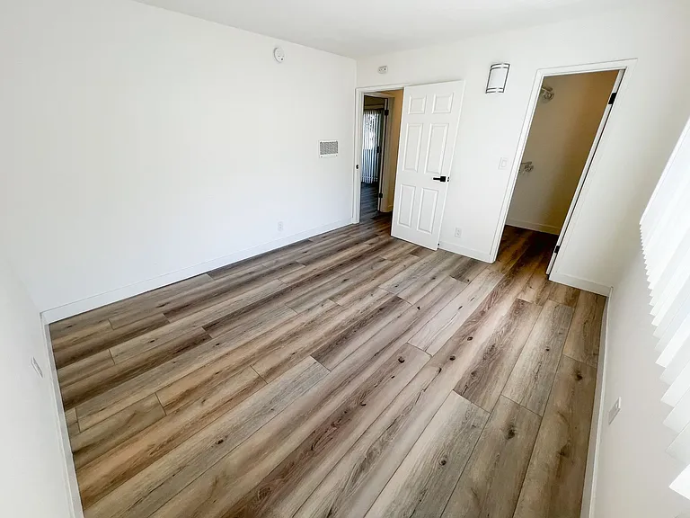 11018 Moorpark Apartments — Photo 31