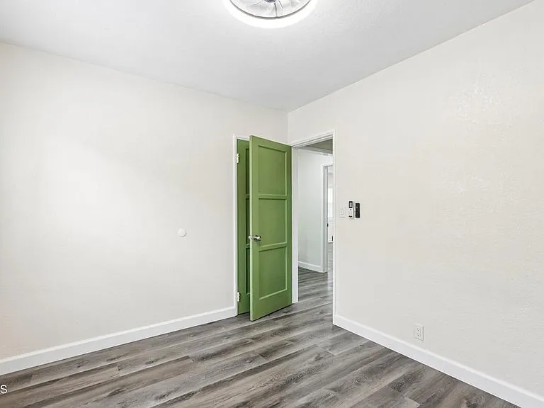 5616 N Gladys Ave — Photo 19