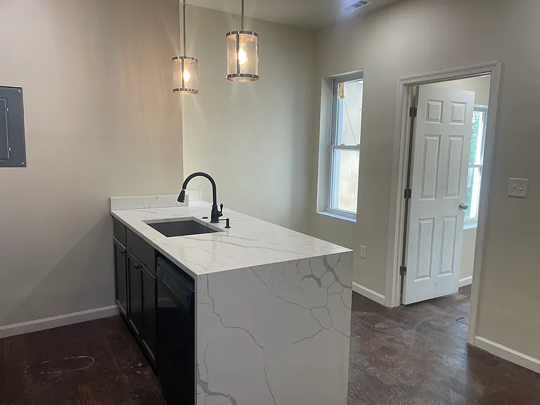 1600 W Baltimore St #1 — Photo 3