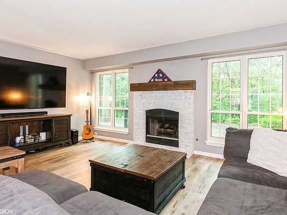3rd image of 30W012 Laurel Ct