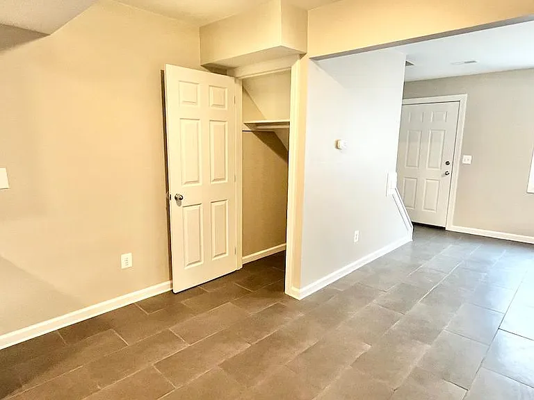 1050 Amsterdam Rd — Photo 5