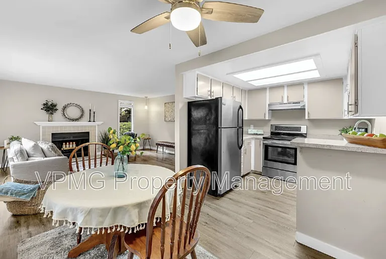 1504 NE 72nd St #4 — Photo 3